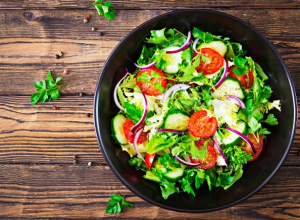 मानसून डाइट: कच्‍चा खाने से बचें, सही तरीके से खाएं सलाद