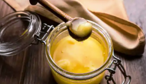 दूध में घी मिलाकर पीने से दूर होता है जोड़ों का दर्द, जानें इसके फायदे