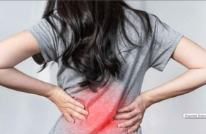 डेस्क पर घंटों काम करते हैं तो हो जाएं सतर्क, ये आसान तरीके अपनाकर करें बचाव