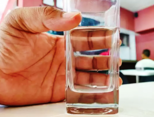 Ayurveda Diet Tips: खाना खाते वक्‍त क्‍या आप भी पीते हैं पानी? जानें क्‍या हैं फायदे और नुकसान