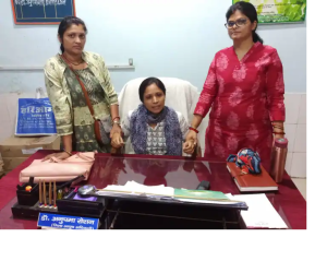 Singrauli News: रिश्वत लेते रंगे हाथ पकड़ी गईं जिला आयुष अधिकारी, नौकरी दिलाने के नाम पर मांगे पैसे