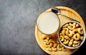 सुबह दूध में भिगोए काजू खाने से दूर होती हैं ये बीमारियां, जानें कितने काजू खाना है सही