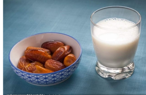 दूध में छुहारा उबालकर पीने के 6 फायदे