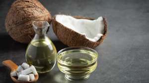 Coconut Oil Benefits: स्किन और बालों के लिए इस्तेमाल करें नारियल तेल, फायदे जानकर हो जाएंगे हैरान