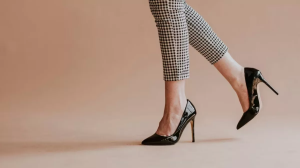 Heel Pain: वेडिंग फंक्शन में आपने भी लगा लिए हील्स पहन जमकर ठुमके, तो इन तरीकों से पाएं एड़ी के दर्द से राहत