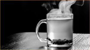 बवासीर में गर्म पानी पीना चाहिए या नहीं? जानें कैसे आपके मल को सूखा सकती है इसकी अधिकता