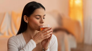 सेहत को कई तरह से नुकसान पहुंचाता है चाय पीने का आपका शौक, जानें इसे छोड़ने के कुछ गजब के फायदे