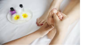 सिर्फ थकान या स्ट्रेस ही नहीं इन बीमारियों को भी कंट्रोल करने में मदद करता है फुट मसाज, जानें फायदे