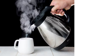 सुबह गर्म पानी पीने से पहले जान लीजिए इसका सही तरीका, ज्यादातर लोग करते हैं ये गलती