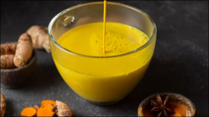 हल्दी, दूध और शिलाजीत हैं सेहत के लिए 3 वरदान, कफ और जोड़ों के दर्द का है उपाय