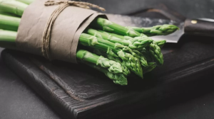 Asparagus Benefits: महिलाओं के लिए रामबाण माना जाता है शतावरी, हार्मोनल समस्याओं को करता है दूर