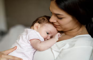 Delivery के बाद पहली बार Periods कब आते हैं? जानें इसके कारण