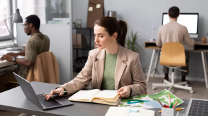 Long Sitting Risks: घंटों एक ही जगह पर बैठकर काम करने से हो सकते हैं सेहत को ये नुकसान