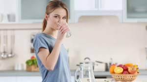 सेब सहित इन फलों को खाने के बाद तुरंत पानी पीने से फायदा की जगह होगा नुकसान, जानें क्या कहते हैं एक्सपर्ट?