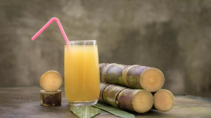 गर्मियों में ठंडक पाने के लिए आप भी पीते हैं गन्ने का जूस, तो जानें क्या हो सकते हैं इसके फायदे और नुकसान