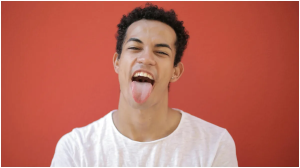 आपकी जीभ का रंग क्या है? अलग-अलग कलर कुछ बीमारियों की तरफ कर सकते हैं इशारा