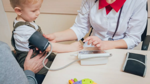 बचपन में हाई बीपी बिगाड़ सकता है आपके बच्चों का भविष्य, जानें Paediatric Hypertension के लक्षण और कारण