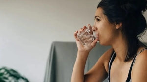 अच्छी नींद के लिए रात को सोने से पहले पिएं एक गिलास गुनगुना पानी, सेहत को मिलेंगे कई और भी फायदे