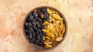 Raisins In Summer: गर्मियों में किशमिश भिगोकर खा सकते हैं? जानिए इसे खाने का सही तरीका...