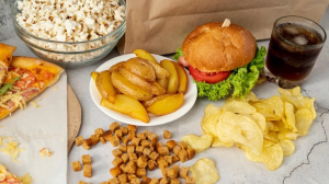 कैंसर को बुलावा देते हैं ये फूड आइटम्स, आज ही इन्हें अपनी डाइट में करें बाहर