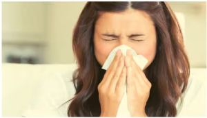 लगातार छींक आने के साथ बह रही है नाक? कहीं इसकी वजह एलर्जिक राइनाइटिस तो नहीं