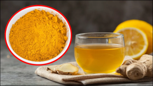 सुबह खाली पेट हल्दी वाला पानी पीना आयुर्वेद में माना जाता है गुणकारी, वात पित्त और कप का रहता है बैलेंस