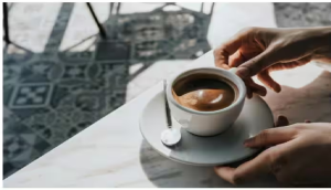 कुछ लोग बिना चाय या कॉफी के सुबह नहीं हो पाते हैं फ्रेश, जानें इसके पीछे का कारण