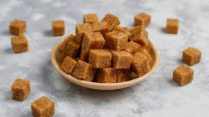 Eating Jaggery In Summer: गर्मियों में गुड़ खाना सेहत के लिए है नुकसानदायक? जानें इसके खाने का सही तरीका...