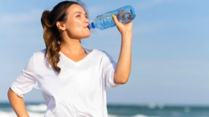 क्या आप भी पीते हैं खड़े होकर पानी…नहीं बदली आदत तो निकल जाएगा हड्डियों का चुरा; जान लें और भी दुष्परिणाम!