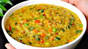 डाइट में दलिया शामिल करने से मिलेंगे गजब के फायदे, मोटापे से लेकर कब्ज में मिलेगी राहत; जानें कब और कितना खाएं?