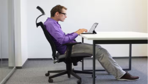 लंबे समय तक बैठे रहने से हो सकती हैं ये गंभीर बीमारियां, डॉक्टर से जानें कितनी देर तक एक ही जगह पर बैठे रहना सही