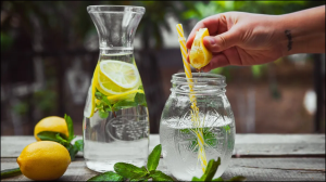 लिवर को साफ करने के लिए सुबह पी लें ये डिटॉक्स वाटर, बिगड़ी लाफस्टाइल के साइड इफेक्ट से बचा सकता है