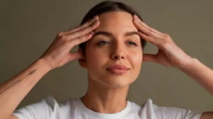 चेहरे पर नेचुरल ग्लो लाने के साथ ही ब्लड सर्कुलेशन भी बढ़ाता है Facial Yoga, मिलते हैं कई बेमिसाल फायदे