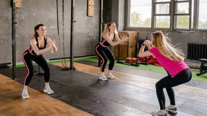 कमर और जांघों पर जमी चर्बी कम करने में स्क्वाट है फायदेमंद, बॉडी में बढ़ता है लचीलापन, जानें इस एक्सरसाइज़ को करने का सही तरीका